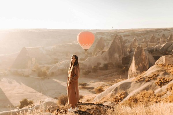 How to Accessorize a Camel Trench Coat for a Fresh and Professional Spring Look?